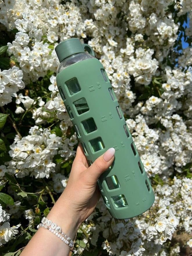 purifyou Premium 40/32 / 22/12 oz Glass Water Bottles with Volume & Times to Drink, Silicone Sleeve & Stainless Steel Lid Insert, Reusable Bottle for Fridge Water, Milk, Juice (32oz Shale Green)