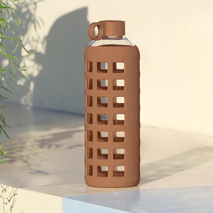 purifyou Premium Glass Water Bottles, 40/32/ 22/12 oz Reusable Drinking Bottle with Time & Volume Markings Silicone Sleeve & Stainless Steel Lid for Water, Coffee, & Fruit Juice (40oz Iced Coffee)