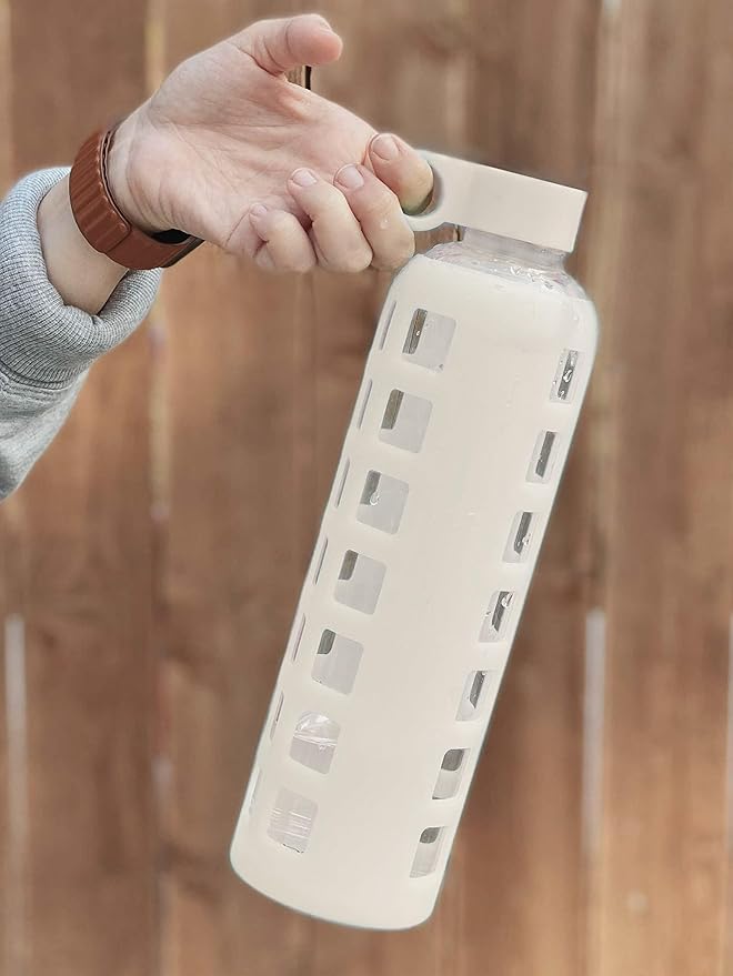 purifyou 40/32 / 22/12 oz Glass Water Bottles with Volume & Times to Drink, Extra Thick Silicone Sleeve, Reusable Bottle for Fridge Water Milk Juice (32oz Pearled Ivory)