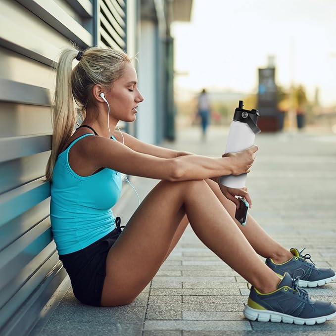 Kerilyn Stainless Steel Insulated Water Bottle, 18oz Double Wall Vacuum Insulated Water Bottle Leak Proof with Silicone Straw, Wide Mouth Lid, BPA Free, Keep Cold and Hot, 18oz, White