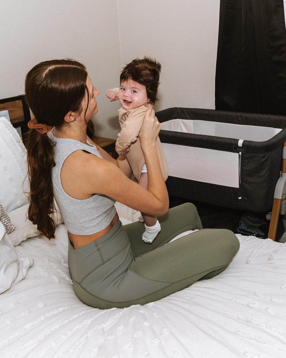 HARPPA Cuddly Bassinet, 3 in 1 Baby Bassinet Bedside Sleeper, Bedside Crib with Mattress and Wheels, Breathable Mesh, 5 Height Adjustable, Anchor Strap (Wood Grain, Grey)