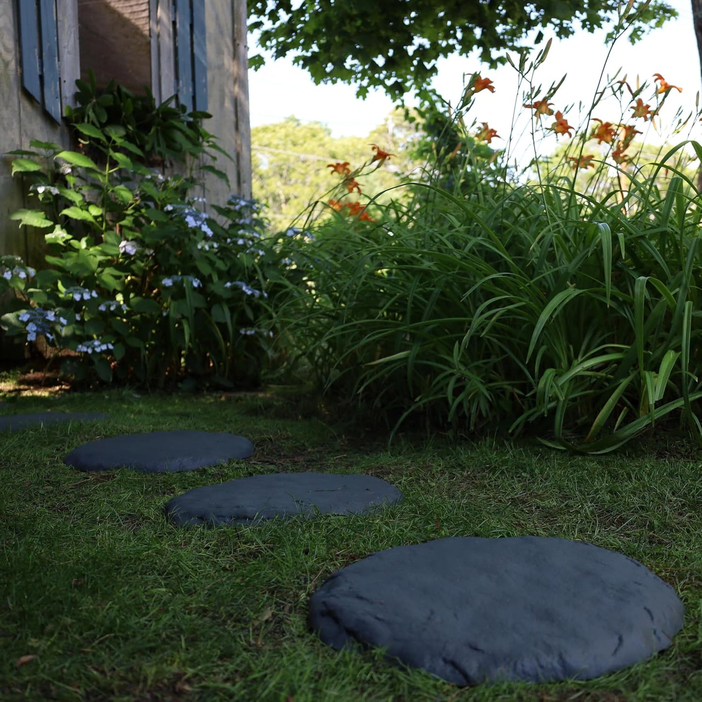 Ei Circular 15.5” Stepping Stones with Ground Stakes - Home or Garden Step Stones for Outdoor Walkway or Pathway Pavers - Resin Material (8, Light Grey Stone)